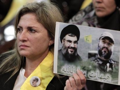 Una seguidora de Hezbol&aacute;, con una foto de Nasrala (izq.).