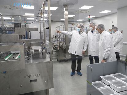 Pedro Sánchez (en el centro), visitaba el jueves los laboratorios ROVI, que fabricará viales para las vacunas.