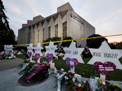 Homenaje a las víctimas de la sinagoga Tree of Life (al fondo), en Pittsburgh, en octubre de 2018, dos días después de la matanza.