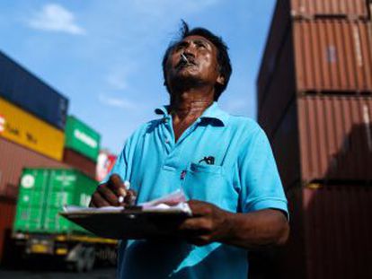 Un trabajador de un almac&eacute;n de contenedores en Bangkok.