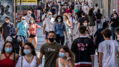 Peatones caminan por la Gran Vía de Madrid el pasado septiembre.