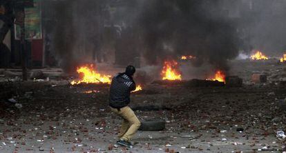 Un detractor de la Hermandad lanza piedras en unos disturbios con los simpatizantes islamistas, en El Cairo , hoy.