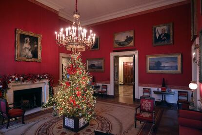 La misma habitación decorada para las fiestas por Melania Trump. |