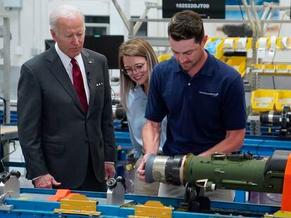 El presidente de Estados Unidos, Joe Biden, observa el proceso de montaje de misiles Javelin en la planta de Lockheed Martin en Troy (Alabama).