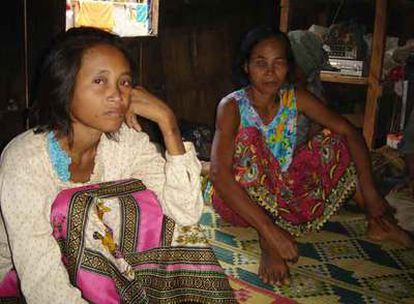 La mujer camboyana que se perdió en la selva hace 18 años ha sido encontrada, encontrada por unos leñadores, junto a su madre en su casa de Oyadow, cerca de la friotera vietnamita.