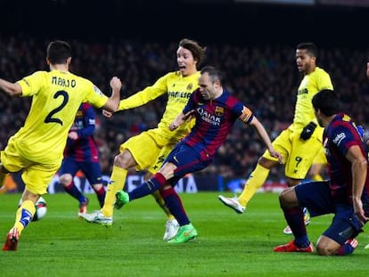Iniesta marca para hacer el 2-1 ante el Villarreal.