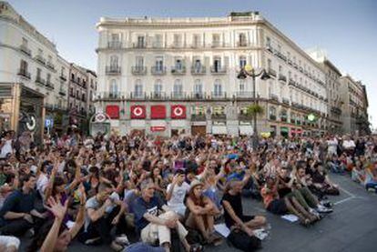 Una asamblea del movimiento 15-M en la Puerta del Sol.