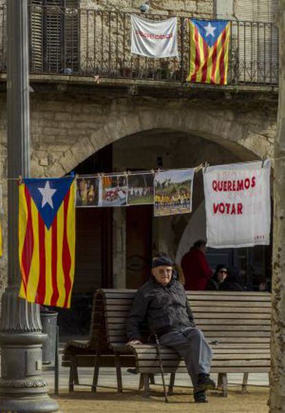 Recogida de firmas por la independencia en Banyoles (Girona), en enero pasado.