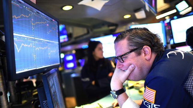 Traders work during the opening bell at the New York Stock Exchange (NYSE) on March 5, 2020 at Wall Street in New York City. - Wall Street stocks tumbled again in opening trading Thursday on fears of a global slowdown due to the coronavirus, extending the run of volatility that has dominated markets in recent weeks.About 20 minutes into trading, the benchmark Dow Jones Industrial Average was down 2.8 percent, or more 750 points, at 26,324.68. The index surged nearly 1,200 points on Wednesday. (Photo by Johannes EISELE / AFP)