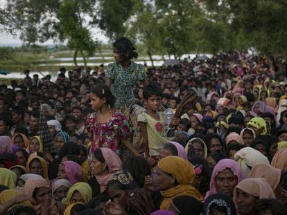 Un grupo de rohingya espera al reparto de ayuda humanitaria, este miércoles en Bangladés.