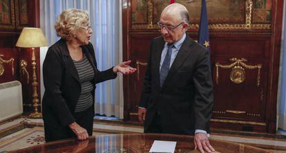 La alcaldesa de Madrid, Manuela Carmena, con el ministro de Hacienda, Cristóbal Montoro.
