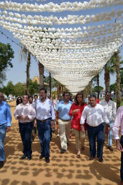 El presidente del Gobierno, Mariano Rajoy, junto a la ministra de Empleo, Fátima Báñez, y el alcalde de Sevilla, Juan Ignacio Zoido.