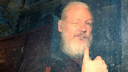 Julian Assange tras ser detenido en Londres en 2019.