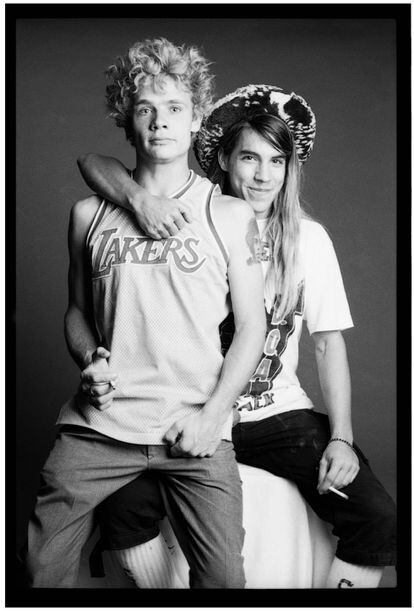 Flea y Anthony Kiedis, de Red Hot Chili Peppers, posan para un retrato en 1986 en Nueva York. En sus memorias, Flea habla de una relación ambigua entre amigos: a la vez que buscó la amistad y aprobación de Kiedis, lo califica de "controlador" y "macho alfa".