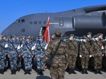 Un destacamento de médicos militares chinos, en formación en el aeropuerto de Wuhan. 