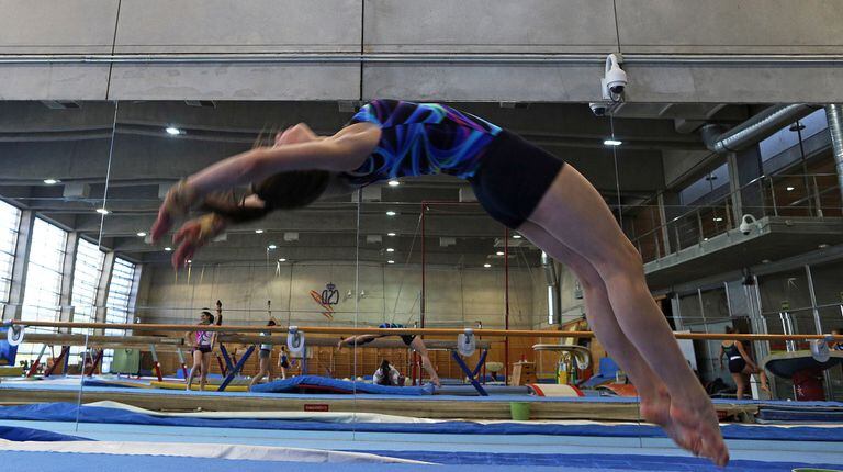 Unas gimnastas se entrenan en el Centro de Alto Rendimiento de Madrid.