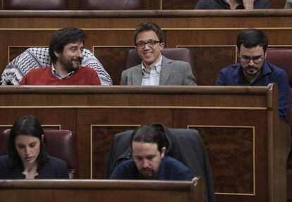 &Iacute;&ntilde;igo Errej&oacute;n, entre los diputados Rafael Mayoral y Alberto Garz&oacute;n, en el Congreso.