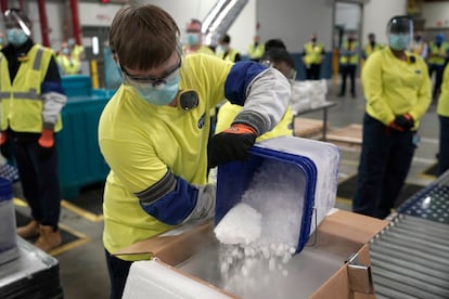 Las cajas a medida de Pfizer utilizan hielo seco para mantener los viales de la vacuna a temperaturas extremadamente frías.