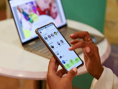 Una usuaria consulta una aplicación de citas en su teléfono móvil.