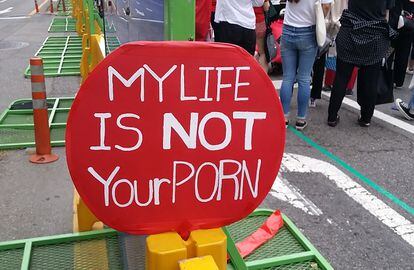 Una pancarta en una manifestación en Seúl (Corea del Sur) con el lema "mi vida no es tu porno" el 9 de junio de 2018. 