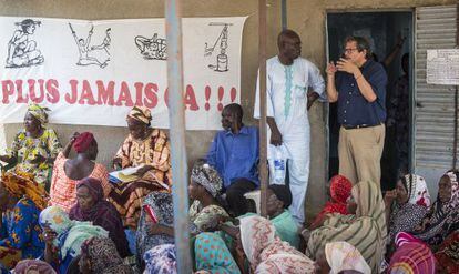 El abogado de Human Rights Watch, Reed Brody, visita Yamena esta semana antes del juicio contra Habr&eacute; en Dakar. 