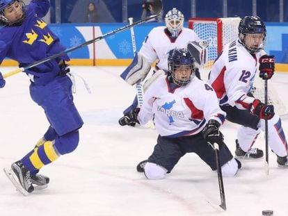 Un partit d'hoquei sobre gel femení entre un equip de les dues Corees i Suècia.