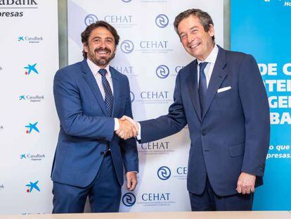 Jorge Marichal, presidente de Cehat, y Luis Cabanas, director de Empresas de CaixaBank, en la firma del último acuerdo con la industria hotelera.
