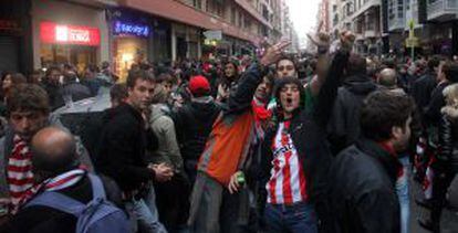 Aficionados del Athletic, en la calle Licenciado Pozas de Bilbao.