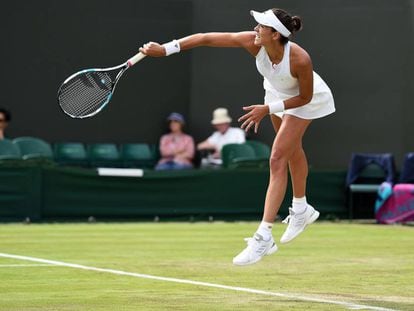 Muguruza sirve durante el partido ante Alexandrova.