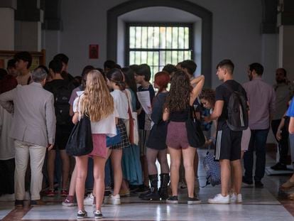 Un grupo de alumnos se disponía el martes a hacer el examen de Selectividad en la Universidad de Sevilla.