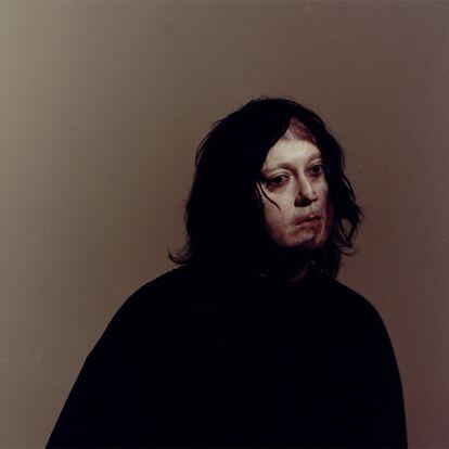 <i>Ghost,</i> retrato de Antony Hegarty, retocado por el propio artista, y <i>The Creek </i>(abajo). Ambas forman parte de la exposición 
del cantante británico en Londres.