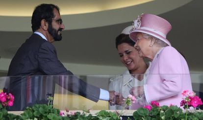 La princesa Haya Bint Al Husein, con el emir de Dubái y la reina Isabel.