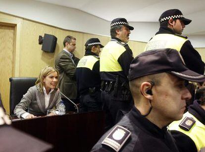 La ex alcaldesa de Pinto, Miriam Rabaneda (PP), rodeada de policías durante el pleno de censura celebrado el pasado diciembre.