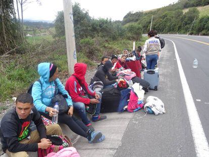 Un grupo de venezolanos en las afueras de la ciudad ecuatoriana de Tulcán.
 