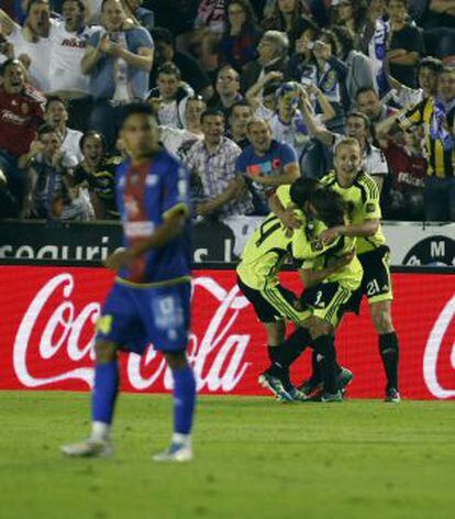 Los jugadores del Zaragoza celebran un gol de Gabi, el 21-5-2011.