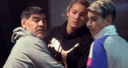 L'exfutbolista Diego Maradona amb la seva parella Rocío Oliva a l'hotel de Madrid on s'allotja.