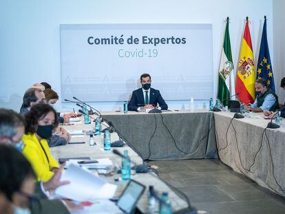 El presidente de la Junta de Andalucía, Juan Manuel Moreno, durante la reunión del comité de expertos de covid.