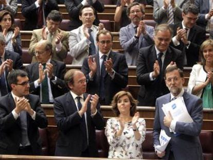 Los diputados del PP aplauden en pie a su líder, Mariano Rajoy, tras su intervención.