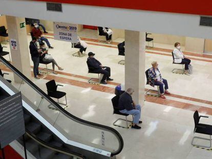 Varias personas esperan su turno para ser atendidos presencialmente para elaborar en la sede de la delegación de Hacienda de Guzmán el Bueno en Madrid.