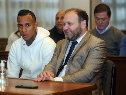 Sebastián Villa (izq.) en el Juzgado Correccional 2 de Lomas de Zamora, en la provincia de Buenos Aires.