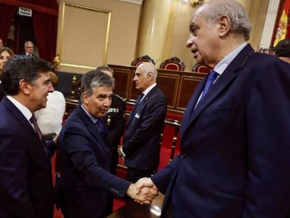 Ignacio Cosidó saluda a Fernández Díaz, en 2018 en el Senado.