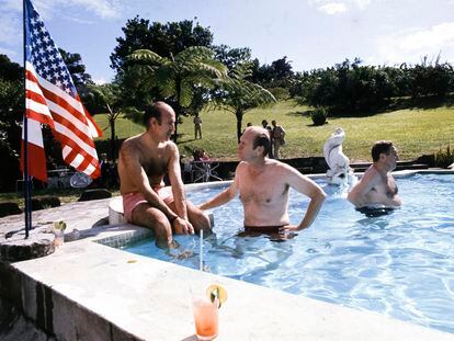 El expresidente francés Valéry Giscard d'Estaing, el expresidente de Estados Unidos, Gerald Ford, y Henry Kissinger (a la derecha), en una piscina en 1974 en Fort-de-France, Martinica.