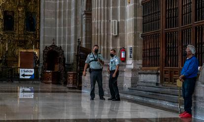 Elementos de la Guardia Nacional hacen guardia durante una misa en la catedral metropolitana de Ciudad de México.