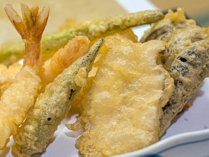 Tempura mixta de verduras y gambas.