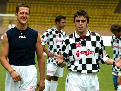 Michael Schumacher y Fernando Alonso, rivales en un partido de fútbol benéfico disputado en Mónaco.