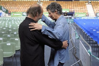 Paco de Lucía enseña a Chick Corea cómo bailar la rumba antes del concierto en la 37ª edición del Festival de Jazz de Vitoria-Gasteiz (Álava, 20 de julio de 2013).