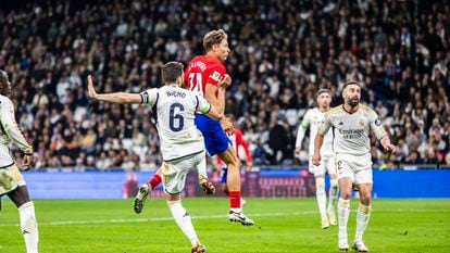 Marcos Llorente anota su tanto frente al Real Madrid.