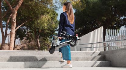 Vista del sistema de plegado del patinete eléctrico Bongo D20 de Cecotec.