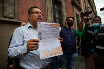 Raymundo Ramos, presidente del Comite de Derechos Humanos de Nuevo Laredo, muestra un escrito relacionado con la muerte de la Heidi, para solicitar audiencia privada con el presidente en Palacio Nacional.