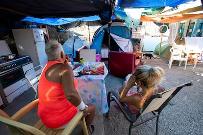Juana García y su hija, en el interior de su infravivienda en El Pajar (Gran Canaria).
